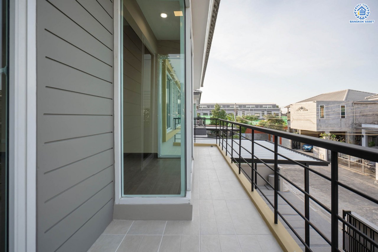 บ้านมือสองตกแต่งใหม่ โครงการ ดีซิโอ้ อรดา ราชพฤกษ์ หลังมุม เนื้อที่ 50.6 ตร.ว. ตอบโจทย์ทุกการอยู่อาศัย ฟังก์ชัน 3 ห้องนอน 3 ห้องน้ำ 2 ที่จอดรถ บรรยากาศเงียบสงบ บนทำเลเดินทางสะดวก เชื่อมต่อหลายเส้นทาง ใกล้รถไฟฟ้าสายสีม่วง "สถานีบางรักใหญ่"